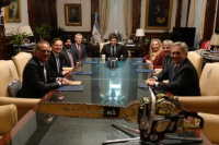 Prometieron un “paquete de apoyo significativo” para reforzar las reservas de Argentina