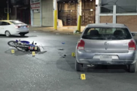Violento choque en Capital: un motociclista quedó inconsciente y fue hospitalizado