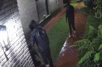 Violento asalto a una jubilada en Gonnet: la ataron a la cama y le robaron dinero, joyas y un televisor