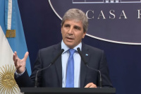 Luis Caputo anunció que se termina el cepo cambiario y el dólar oficial flotará entre $1.000 y $1.400