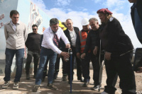 Haciendo un intervalo en la Cabalgata, Orrego inauguró las conexiones domiciliarias en el Loteo Vallecito