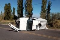 Dos hermanas iban a hacer una denuncia y el patrullero en el que viajaban volcó