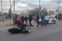 Grave choque entre una moto y una camioneta en Rivadavia dejó a una mujer herida