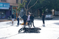 Una mujer que circulaba en motocicleta colisionó contra una ambulancia en Capital