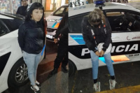Detienen a dos ladronas que robaron bolsos de un local comercial