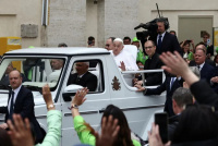 El Papa Francisco celebró la Pascua y emocionó a los fieles desde el papamóvil