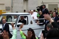 El Papa Francisco celebró la Pascua y emocionó a los fieles desde el papamóvil