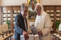 El Secretario General de la ONU elogió al papa Francisco como “una voz trascendental para la paz”