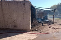Un incendio dejó a una familia sin hogar tras la explosión de una garrafa, las perdidas fueron totales