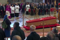 Desde el Vaticano analizan extender el horario para despedir a Francisco ante la gran cantidad de gente