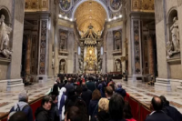 En vivo el último adiós al Papa: filas bajo el sol, oraciones y agradecimientos