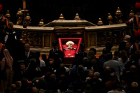 El Vaticano cierra el ataúd del papa tras una despedida de 250.000 personas