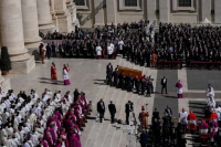 El papa Francisco se despide ante una multitud rumbo a su descanso eterno