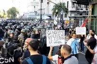 Disturbios en el Congreso por una nueva marcha de jubilados: la policía aplica el protocolo antipiquetes