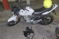Un motociclista sufrió graves heridas tras ser chocado por un auto que circulaba en contramano y huyó