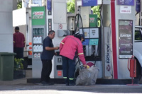 Las petroleras también decidieron bajar el precio del combustible 