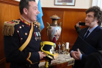 Javier Milei fue honrado por el Regimiento de Granaderos con una distinción especial