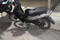 Detuvieron a una mujer que circulaba en una moto robada en Capital