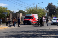 Violento choque entre una moto y una camioneta en Rawson: un joven terminó hospitalizado