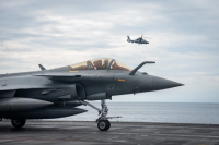 Al menos tres aviones de combate indios se estrellaron en Cachemira y Pakistán denunció ataques aéreos