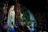 Multitudinaria peregrinación al Santuario de Fátima con la imagen del Papa León XIV