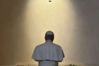 El Papa León XIV oró frente a la tumba de Francisco al regresar al Vaticano.