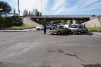 Accidente de tránsito entre dos vehículos en una esquina de alto tránsito en Capital
