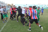 Pararon al arbitro del encuentro entre Desamparados y Peñarol, y sancionaron a futbolistas