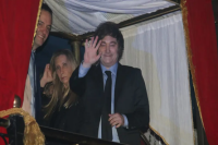 Javier Milei apareció junto a su hermana Karina en un desfile de Roberto Piazza