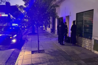 Entró a robar a una casa, quiso abusar de la dueña pero terminó mirando Netflix: fue detenido