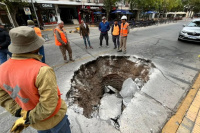 Una parte del pavimento de Avenida Ignacio de la Roza colapsó y originó dos peligrosos socavones