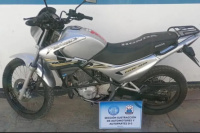 Pararon una moto durante un control y se percataron que era robada con documentación trucha