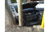 Violento choque entre dos autos en Capital: uno de los conductores sufrió un corte en la cabeza