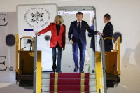 Tensión en la pista: llamativa escena entre el presidente de Francia y su esposa en su llegada a Vietnam