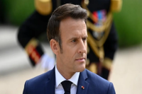 Macron dijo que estaba bromeando con su esposa tras la difusión de un polémico video
