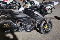 Robaron una moto y se ocultaron en un local de comidas: uno de los delincuentes fue detenido