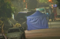 El policía que mató a la pareja de su ex y luego se atrincheró, se disparó y murió en el hospital