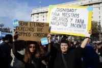 Masiva movilización frente al Congreso por el ajuste en discapacidad, salud y jubilaciones