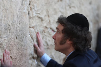 Javier Milei llegó a Israel y fue a rezar al Muro de los Lamentos junto a su comitiva oficial