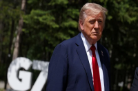 Trump exige la rendición de Irán y advierte que sabe dónde se esconde su líder supremo
