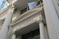 El Banco Central flexibiliza las regulaciones para operaciones en dólares
