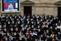 Por la falta de divisas, el Gobierno nacional busca acceder a reservas provinciales