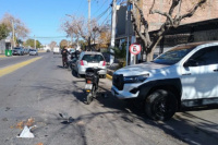 Un motociclista resultó herido tras chocar con una camioneta frente a la Municipalidad de Rivadavia