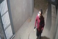 Un ladrón entró a robar doblando las rejas de una ventana en Trinidad y escapó al sonar la alarma