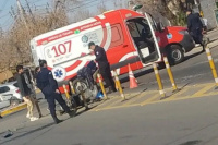 Fuerte accidente en Caucete: un motociclista chocó contra una camioneta y tuvo que ser hospitalizado