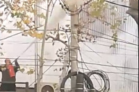 Susto en el microcentro sanjuanino por un principio de incendio en el tendido eléctrico 