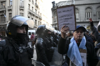 Los jubilados volvieron a marchar al Congreso y rindieron homenaje al fotógrafo Pablo Grillo