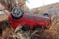 Una mujer y su hija resultaron ilesas tras un espectacular vuelco en Rawson
