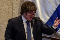 Milei redobla la apuesta contra los gobernadores y sostiene que “la plata les alcanza”
