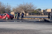 Accidente vial en Ruta 20 y Gorriti: fuerte colisión entre una moto y un auto